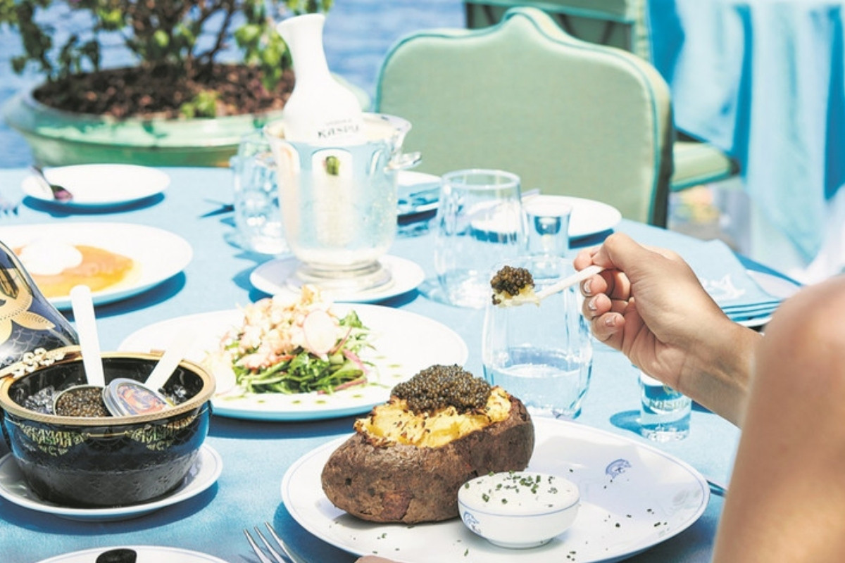 Caviar Kaspia’nın inci kaşıkla servis edilen klasiği havyarlı patatesi Maxx Royal Bodrum’da 40 bin TL